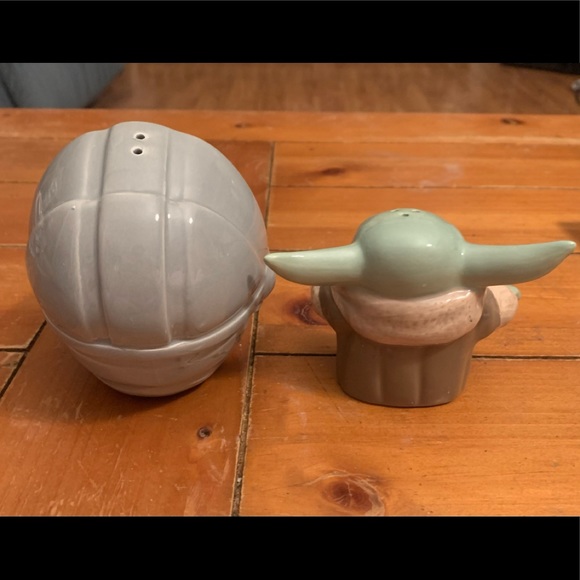 NIB Star Wars The Child Sculpted Ceramic Salt & Pepper Set - Picture 3 of 6